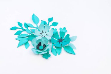 Çiçek ve yaprak kağıttan yapılmış mavi renk. İşlemeli, en sevdiği hobi. Beyaz arka plan.