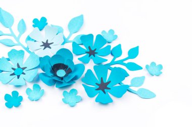 Çiçek ve yaprak kağıttan yapılmış mavi renk. İşlemeli, en sevdiği hobi. Beyaz arka plan.