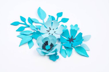 Çiçek ve yaprak kağıttan yapılmış mavi renk. İşlemeli, en sevdiği hobi. Beyaz arka plan.