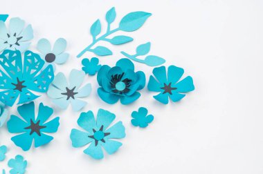 Çiçek ve yaprak kağıttan yapılmış mavi renk. İşlemeli, en sevdiği hobi. Beyaz arka plan.