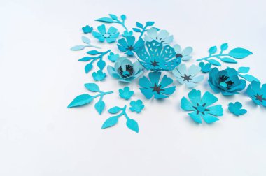 Çiçek ve yaprak kağıttan yapılmış mavi renk. İşlemeli, en sevdiği hobi. Beyaz arka plan.