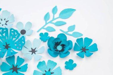 Çiçek ve yaprak kağıttan yapılmış mavi renk. İşlemeli, en sevdiği hobi. Beyaz arka plan.