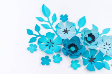 Çiçek ve yaprak kağıttan yapılmış mavi renk. İşlemeli, en sevdiği hobi. Beyaz arka plan.