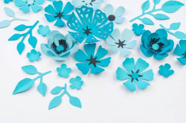 Çiçek ve yaprak kağıttan yapılmış mavi renk. İşlemeli, en sevdiği hobi. Beyaz arka plan.