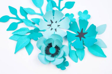 Çiçek ve yaprak kağıttan yapılmış mavi renk. İşlemeli, en sevdiği hobi. Beyaz arka plan.