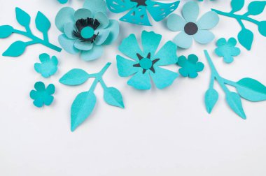 Çiçek ve yaprak kağıttan yapılmış mavi renk. İşlemeli, en sevdiği hobi. Beyaz arka plan.