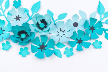 Çiçek ve yaprak kağıttan yapılmış mavi renk. İşlemeli, en sevdiği hobi. Beyaz arka plan.