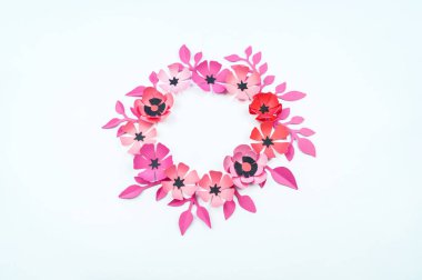 Çiçek ve yaprak kağıttan yapılmış pembe ve siyah renk. İşlemeli, en sevdiği hobi. Beyaz arka plan.