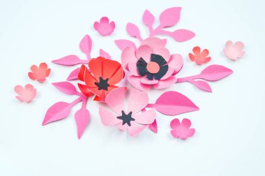 Çiçek ve yaprak kağıttan yapılmış pembe ve siyah renk. İşlemeli, en sevdiği hobi. Beyaz arka plan.