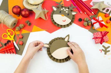 Bebek el kağıt bitti geyik yapma. Noel el sanatları dekorasyon ev dekorasyonu. Bir çocuk için yaratıcılık.