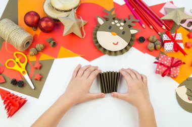 Bebek el kağıt bitti geyik yapma. Noel el sanatları dekorasyon ev dekorasyonu. Bir çocuk için yaratıcılık.