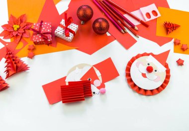 Çocuk el kağıt bitti Noel Baba yapar. Çocukların yaratıcılık. DIY ev dekorasyon dekor yeni yıl.