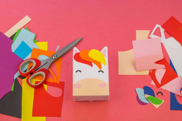 ピンクの背景の紙のユニコーン 手作りのマスター クラス 不思議な動物 創造性とツールのための材料 — ストック写真