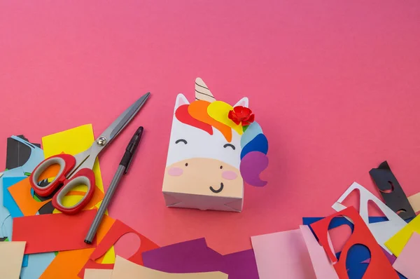 粉红色背景的独角兽纸 大师级手工制作 一种神奇的动物 创意和工具材料 — 图库照片