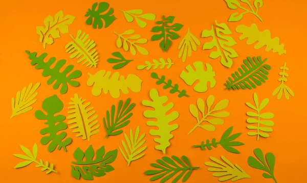 緑の葉にオレンジ色の背景紙から作られました 秋の葉が落ちる 趣味工芸 — ストック写真