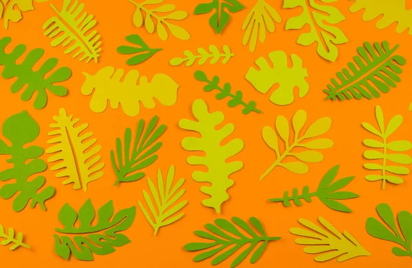 Hojas Verdes Hechas Papel Sobre Fondo Naranja Otoño Caída Hoja —  Fotos de Stock