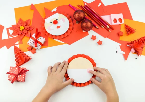 Kinderhand Bastelt Weihnachtsmann Aus Papier Kreativität Der Kinder Diy Wohndekoration — Stockfoto