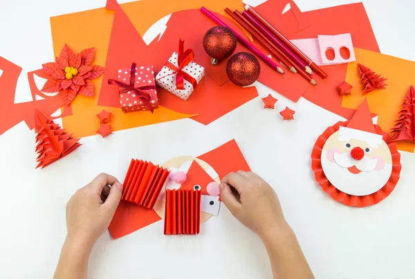 Çocuk el kağıt bitti Noel Baba yapar. Çocukların yaratıcılık. DIY ev dekorasyon dekor yeni yıl.