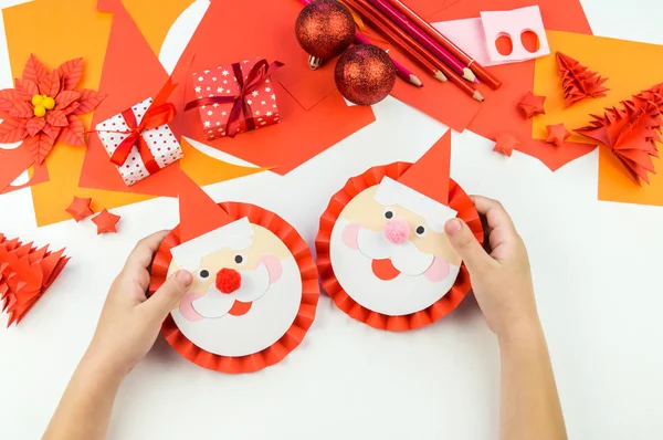 Kid Hand Makes Santa Claus Out Paper Children Creativity Diy — Stockfoto