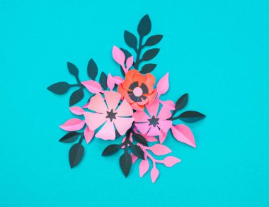 Çiçek ve yaprak kağıt turkuaz bir arka plan üzerinde yapılmış. İşlemeli, en sevdiği hobi. Pembe siyah ve mavi renk.