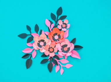 Çiçek ve yaprak kağıt turkuaz bir arka plan üzerinde yapılmış. İşlemeli, en sevdiği hobi. Pembe siyah ve mavi renk.