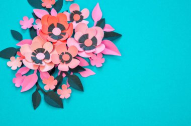 Çiçek ve yaprak kağıt turkuaz bir arka plan üzerinde yapılmış. İşlemeli, en sevdiği hobi. Pembe siyah ve mavi renk.