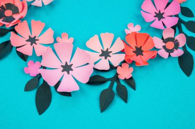 Çiçek ve yaprak kağıt turkuaz bir arka plan üzerinde yapılmış. İşlemeli, en sevdiği hobi. Pembe siyah ve mavi renk.