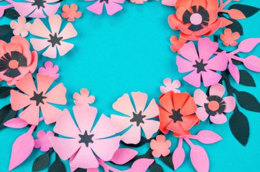 Çiçek ve yaprak kağıt turkuaz bir arka plan üzerinde yapılmış. İşlemeli, en sevdiği hobi. Pembe siyah ve mavi renk.