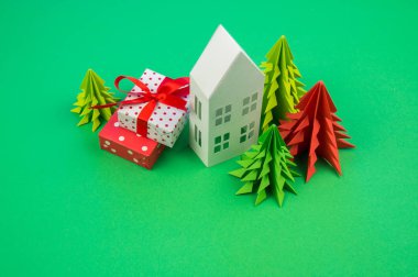 Bir oyuncak ahşap tren çocuk için bir hediye ile bir kutu taşır. Noel sihirli şehir. Kağıt ağaç ve yıldız, dekorasyon tatil için. Yılbaşı oyuncak.