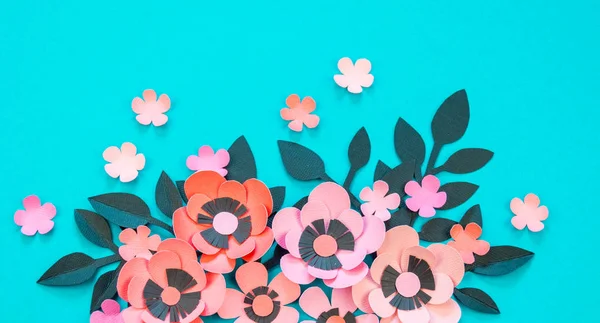 Blume Und Blätter Aus Papier Auf Türkisfarbenem Hintergrund Handarbeit Liebstes — Stockfoto