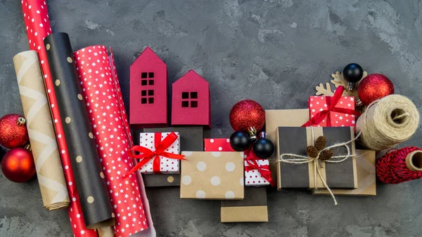 Imballaggio Una Carta Kraft Regalo Capodanno Natale Rosso Nero Materiale — Foto Stock