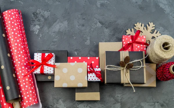 Csomagolás Egy Szilveszteri Karácsonyi Ajándék Nátronpapír Vörös Fekete Üdülési Díszítő — Stock Fotó