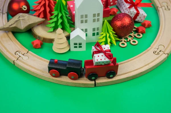 장난감 상자를 운반합니다 크리스마스 도시입니다 나무와 장난감 — 스톡 사진
