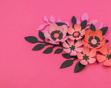 Çiçek ve yaprak kağıt pembe bir arka plan üzerinde yapılmış. İşlemeli, en sevdiği hobi. Doğum günü ve Sevgililer günü