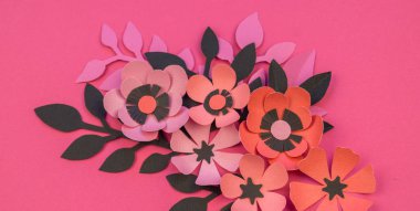 Çiçek ve yaprak kağıt pembe bir arka plan üzerinde yapılmış. İşlemeli, en sevdiği hobi. Doğum günü ve Sevgililer günü