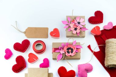 Sevgililer günü için hediye. Araçlar ve dekor tatil için. Çiçek kağıt kesmek. Romantik ortam. Bir hediye sevgi ile.