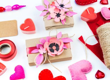 Sevgililer günü için hediye. Araçlar ve dekor tatil için. Çiçek kağıt kesmek. Romantik ortam. Bir hediye sevgi ile.