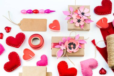 Sevgililer günü için hediye. Araçlar ve dekor tatil için. Çiçek kağıt kesmek. Romantik ortam. Bir hediye sevgi ile.