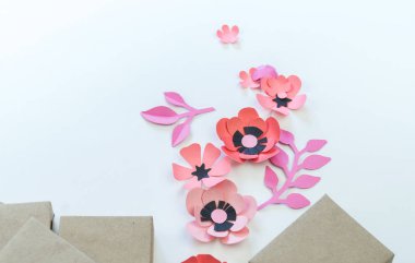 Kurdela ve çiçekler ile şenlikli bir kutu ambalaj. Çiçek kağıttan yapılmış. En sevdiği hobi. Yukarıdan görüntülemek.