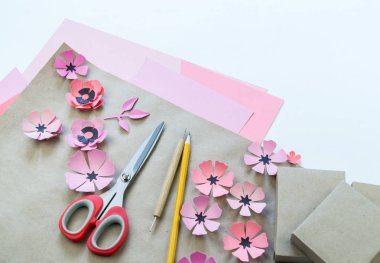 Kurdela ve çiçekler ile şenlikli bir kutu ambalaj. Çiçek kağıttan yapılmış. En sevdiği hobi. Yukarıdan görüntülemek.