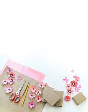 Kurdela ve çiçekler ile şenlikli bir kutu ambalaj. Çiçek kağıttan yapılmış. En sevdiği hobi. Yukarıdan görüntülemek.