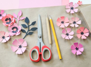 Kurdela ve çiçekler ile şenlikli bir kutu ambalaj. Çiçek kağıttan yapılmış. En sevdiği hobi. Yukarıdan görüntülemek.