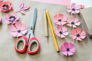 Kurdela ve çiçekler ile şenlikli bir kutu ambalaj. Çiçek kağıttan yapılmış. En sevdiği hobi. Yukarıdan görüntülemek.