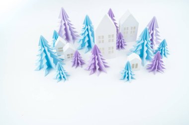 Mavi ve Lila Kağıt beyaz bir arka plan üzerinde Noel ağacı. Kar beyaz ve mavi. Kağıt tekne evi.