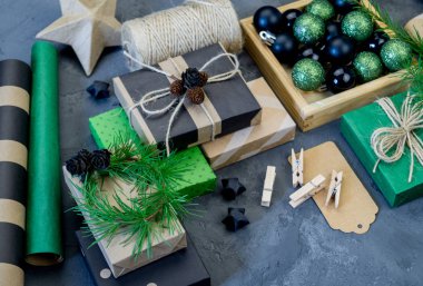 Yeni yıl ve Noel Hediyelik, yeşil ve siyah yeni kraft kağıt ambalaj. Tatil dekorasyon için malzeme. Eko-stili tarzında doğal dekor.
