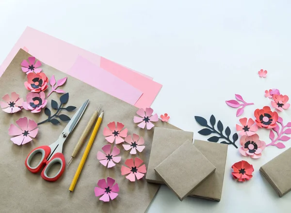 Imballaggio Una Scatola Festiva Con Nastri Fiori Fiore Carta Passatempo — Foto Stock