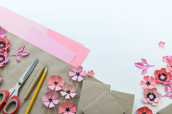 Embalaje Una Caja Festiva Con Cintas Flores Flor Hecha Papel — Foto de Stock