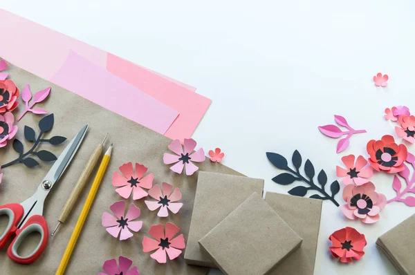 Embalagem Uma Caixa Festiva Com Fitas Flores Flor Papel Passatempo — Fotografia de Stock