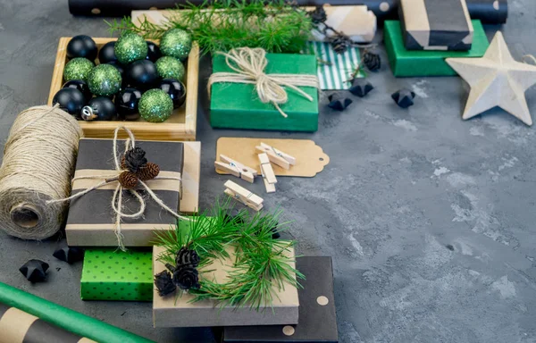 Packning Nya Kraftpapper Nyår Och Jul Gåva Grön Och Svart — Stockfoto