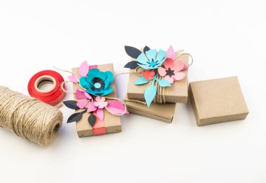 Kraft kağıt bir kutu içinde tatil için hediye. Anneler günü ve Sevgililer günü. Düğün dekorasyonu için malzeme.